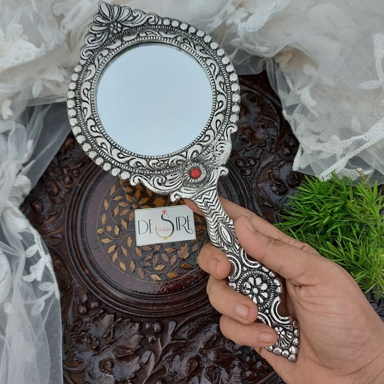 Hand mirror shop